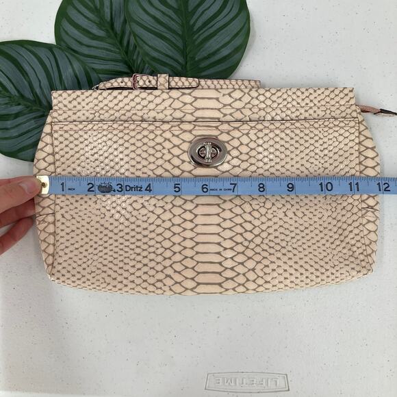 Snakeskin Python Pattern White Gray Turn Lock Zip Adjustable Wristlet Clutch - Picture 9 of 11